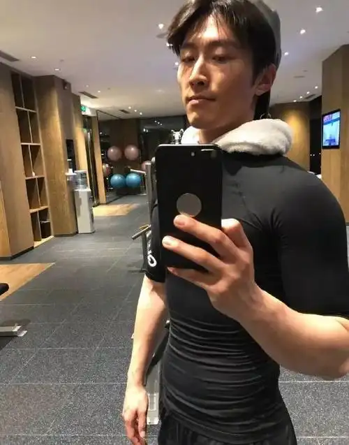 肌肉男友窦骁身材到底有多好堪称行走的荷尔蒙