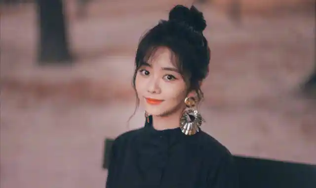 谭松韵的娃娃脸很有"欺骗性",丸子头甜到爆,满满的少女感_长相_外貌