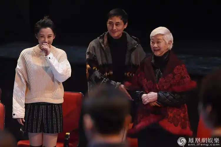 《如梦之梦》五周年许晴同框胡歌 捂嘴甜笑似少女