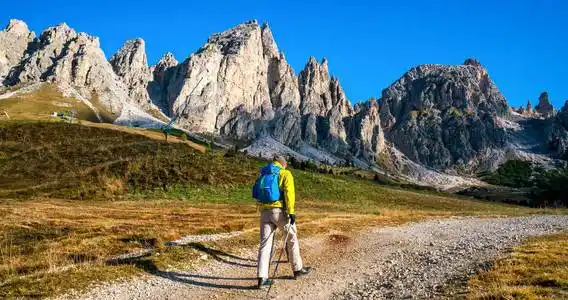 旅行生活方式,闲逛,冒险概念. 户外荒野度假.照片
