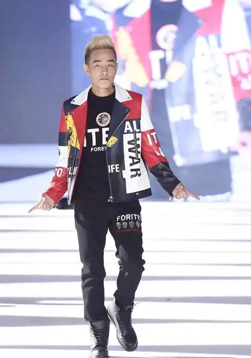 52岁陈小春剪飞机头依旧帅气穿一身酷炫造型走秀气场十足