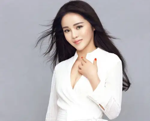 张懿暄nikkibaby低领装风光大秀事业线 身姿缭绕曲线丰满