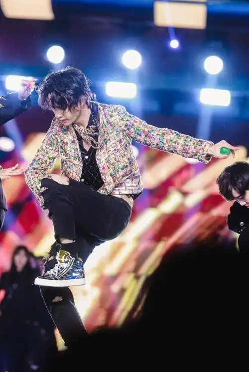 有祁醉给于炀披上国旗时的骄傲和满足