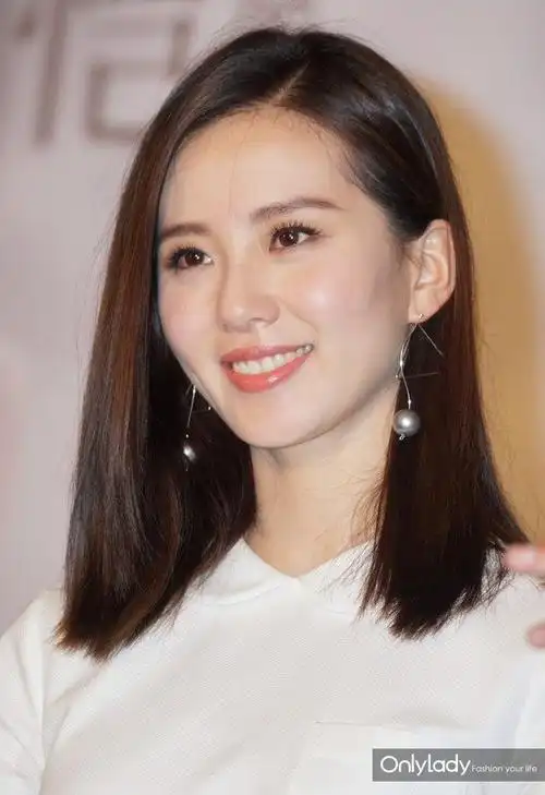 刘诗诗 身高:165cm 发型:"侧颜露耳"lob 脸型:鹅蛋脸