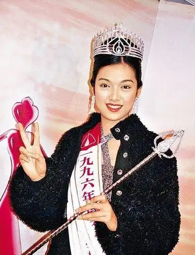 昔日港姐冠军李珊珊隐匿7年首现身,身体走样的她聊起治病辛酸史