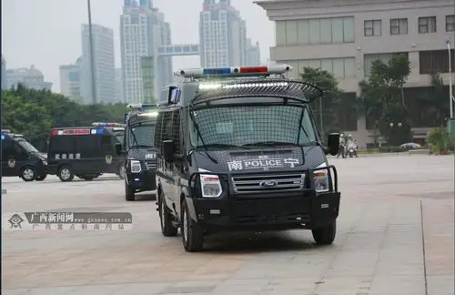 高清:南宁警方武装巡逻车霸气登场 服务"两会"