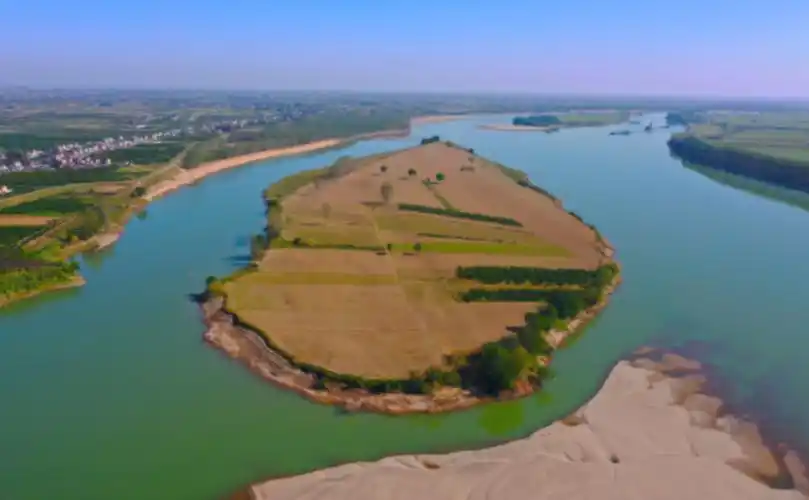 百里洲露出大片沙洲吸引众多游客打卡