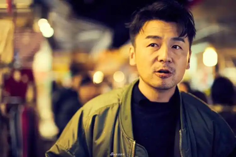 为拍戏挨30个巴掌,与老婆恩爱11年,"前夫哥"雷佳音走红不是