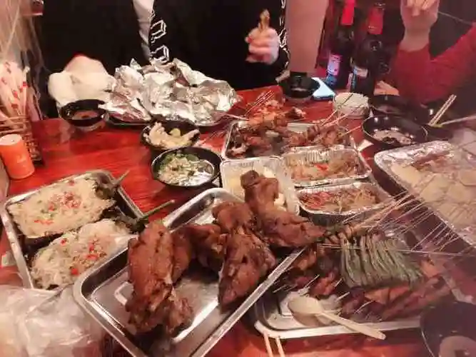 小鲜肉烧烤铺-"家门口的小店,晚上和朋友一起吃个宵夜,老.