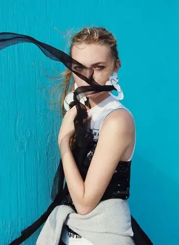 图库素材 - 时装展示 图片信息简介:在海边的吉玛沃德-vogue杂志