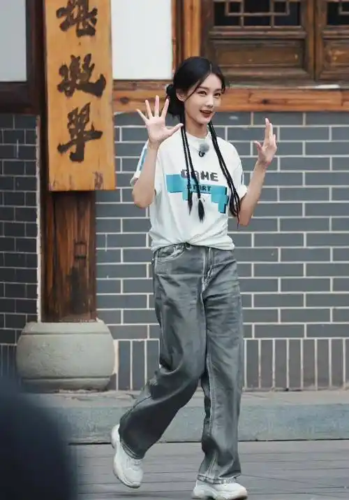 李一桐《奔跑吧》路透,双丸子麻花辫发型,简约白t,笑容好甜美_作品