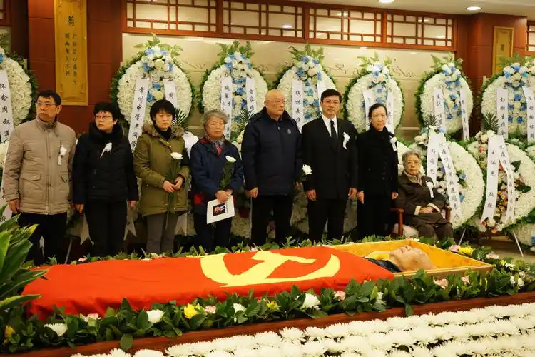 周叔莲先生遗体送别仪式在八宝山殡仪馆举行