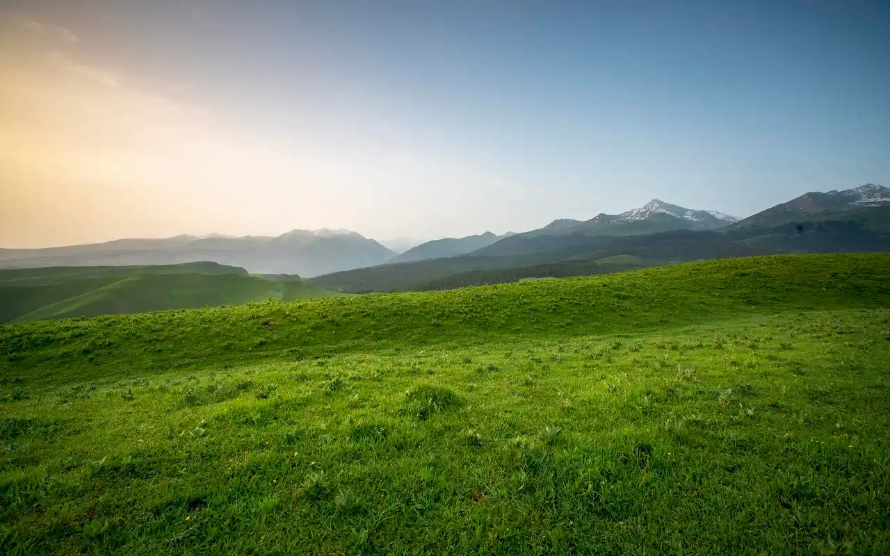 清新辽阔大草原风景图片桌面壁纸