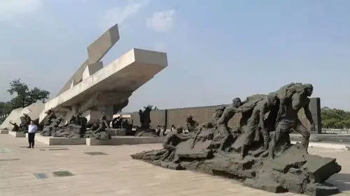 唐山地震博物馆前广场上竖立的大地震塑像,真实还原了大地震给唐山