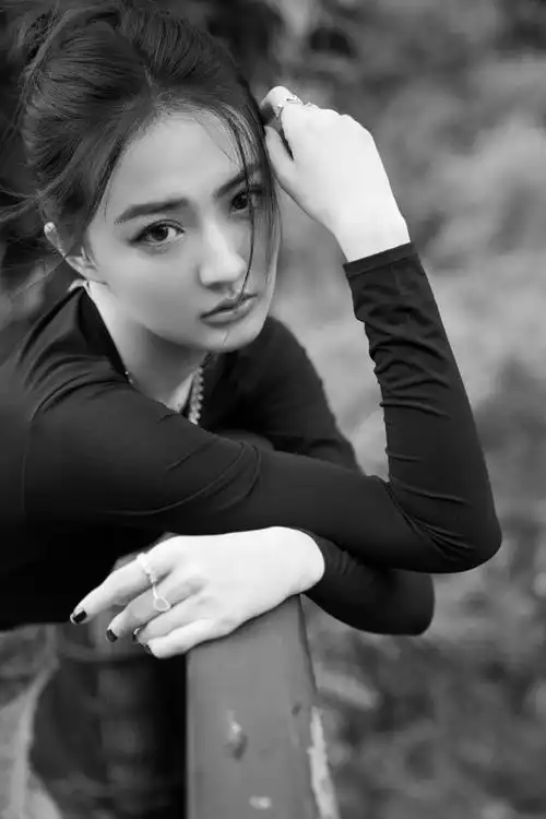 徐璐新写真五官精致抗打 个性穿搭时尚减龄