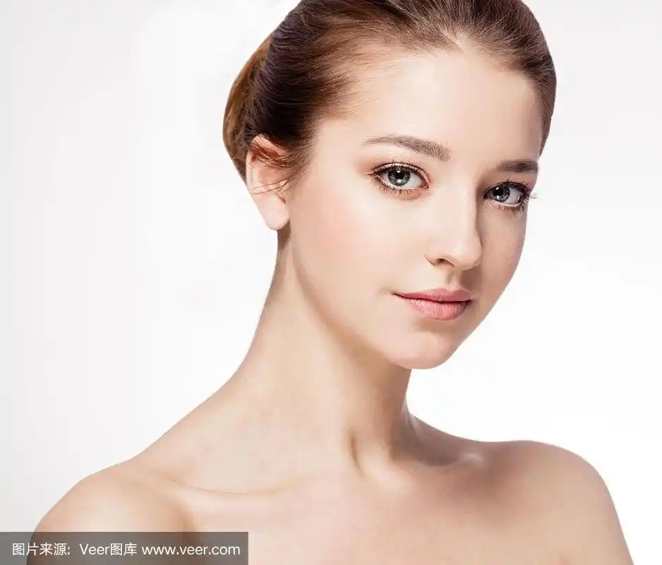 美丽的女人肖像脸部特写工作室上的白色