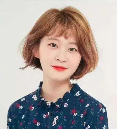 女生眉上刘海内扣短发发型日韩系的女生短发发型,与眉上刘海的结合