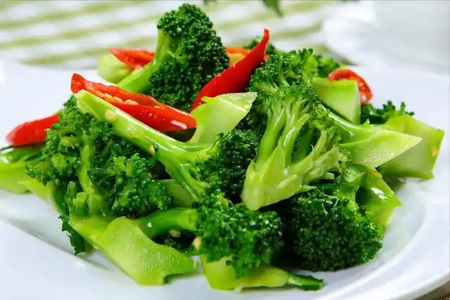 西兰花炒要焯水吗炒西兰花要不要焯水这样做营养不流失