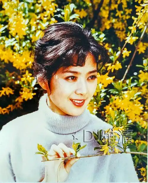 33张老照片,记录美人龚雪的四季风采,天然美女,浓妆淡抹总相宜