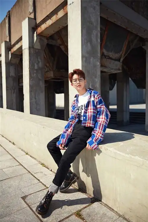 徐浩春日"暖蓝"写真曝光 框架眼镜展"斯文诱惑"