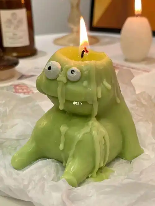 这个丑蛙蜡烛太搞笑了吧  我要笑死在评论区了 长得像你的冤种闺蜜吗?