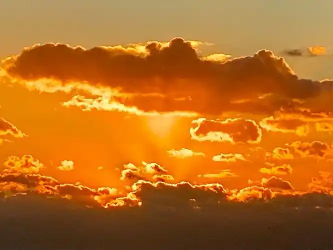 破晓而出的太阳手机拍摄于大连高新区凌水湾