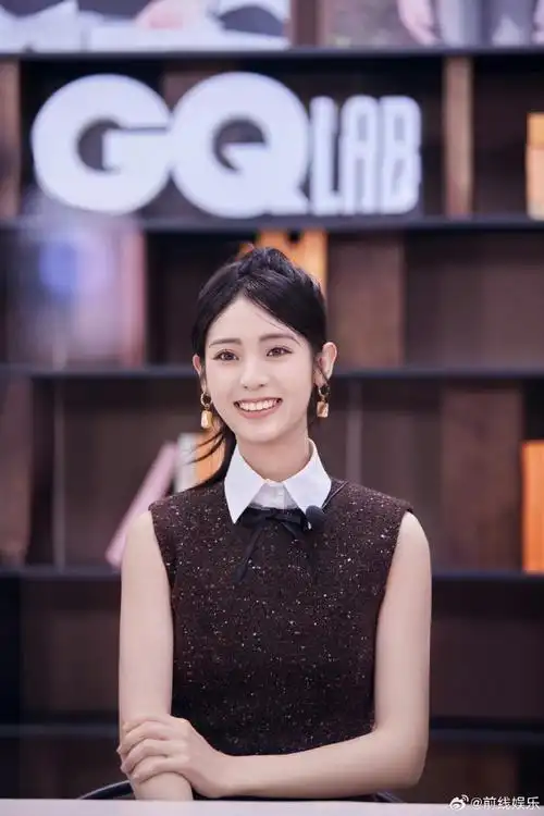 谁给邢菲配的高跟鞋#邢菲工作室发图,邢菲这个裙子搭配发型都蛮好看