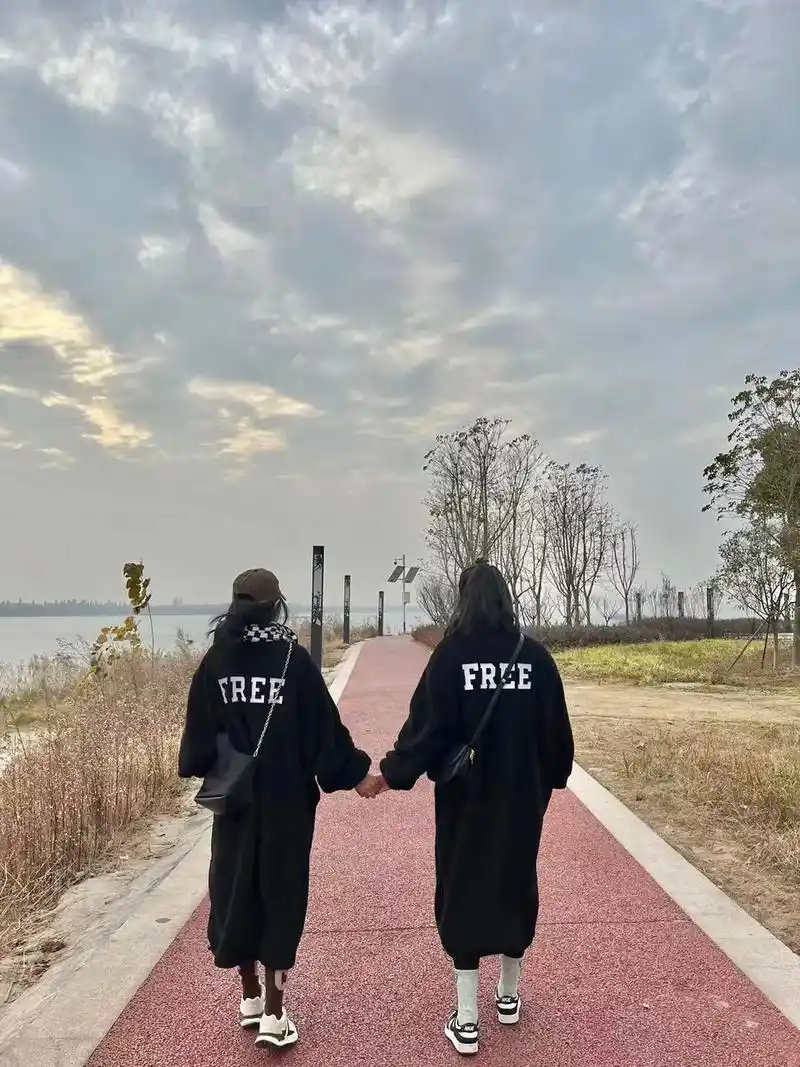 " 已经不是靠吃一颗糖就能开心的年纪了" #闺蜜穿搭 #背影 - 抖音