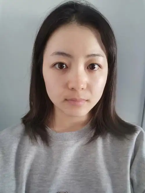 如图所示,前三张是我的素颜照,后两张是化了妆的照片,都是没有p过的