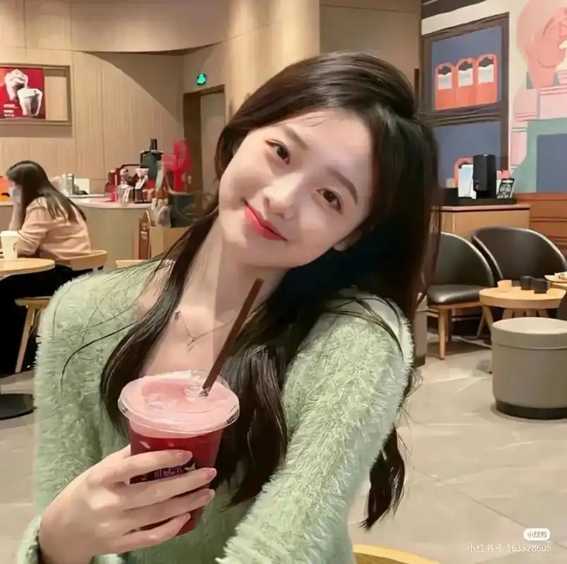 女生头像在这里看镜头微笑很气质的美女.#女生头像 #真人 # - 抖音