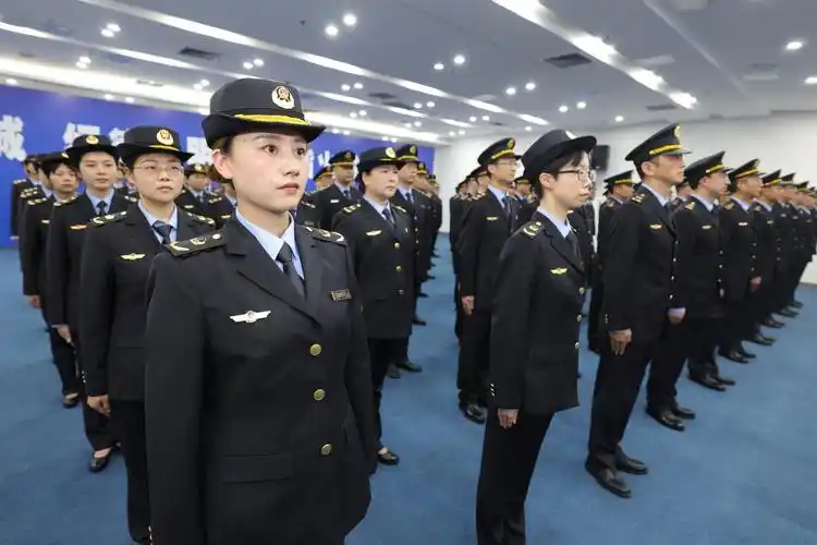 全新亮相四川省应急管理厅举行综合行政执法队伍统一着装仪式