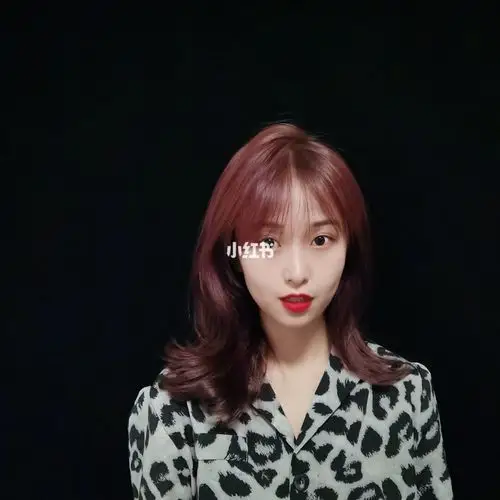 酒红色我这个是直接在黄色头发上染出来的日常的话很显白不会像光照下