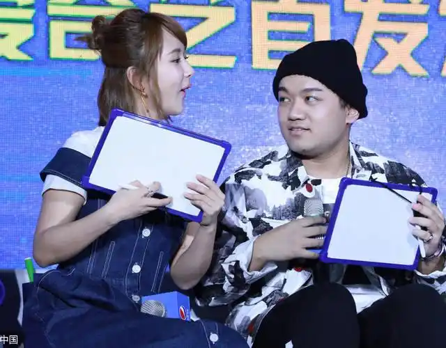 《家有儿女》成员聚首 杨紫获"弟弟"张一山尤浩然搀扶