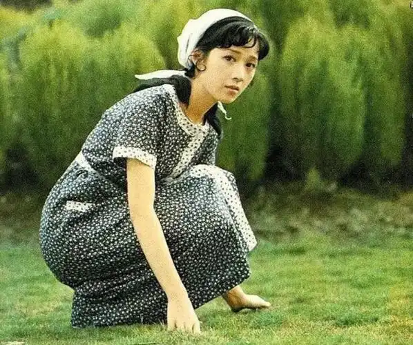 上世纪80年代,女演员龚雪红极一时,人们都在模仿她的发型,她的装饰