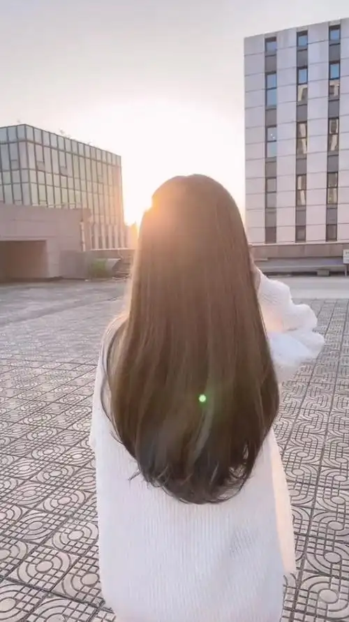 这可能就是传说中的背影女神吧发量不够假发来凑