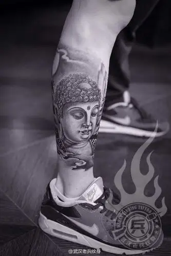 武汉兵打造的小腿佛头纹身图片