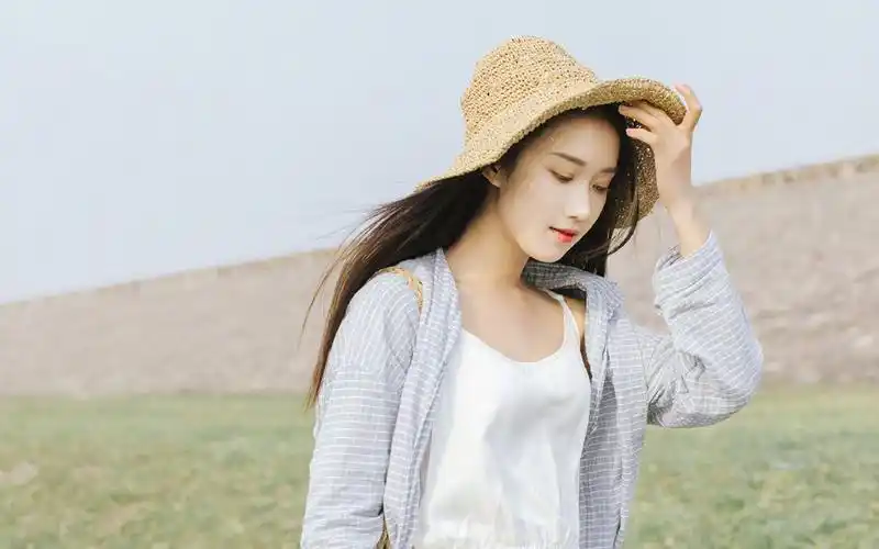 清新文艺美女户外养眼写真图片桌面壁纸