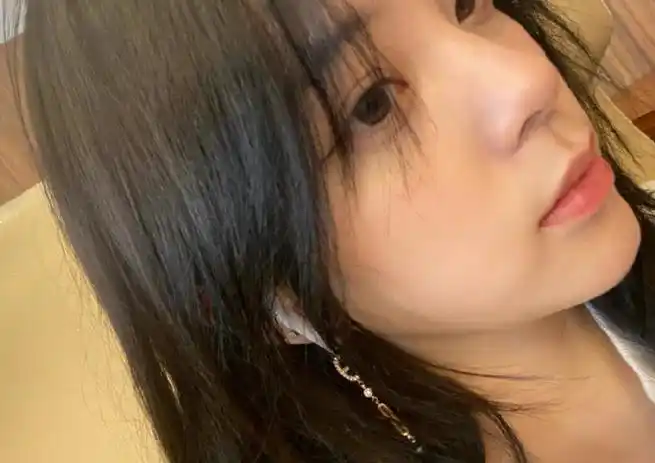 欧阳娜娜侧颜照