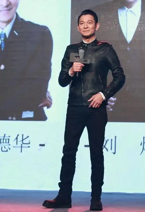 刘德华五款皮衣一款比一款酷帅梳着大背头成熟扎起丸子头俏皮