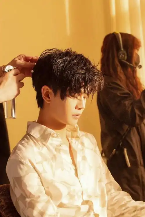 任嘉伦工作花絮照四宫格