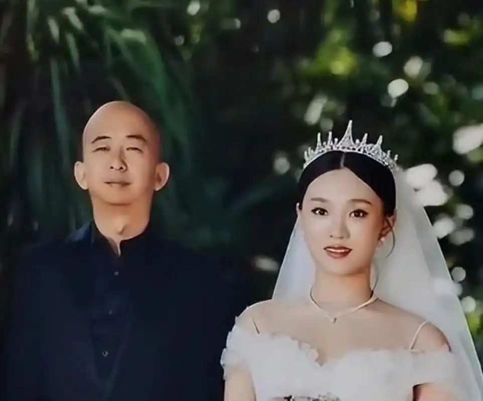 2022年,坐拥10亿身家的41岁导演巨兴茂和妻子大婚,让人十分不解的是