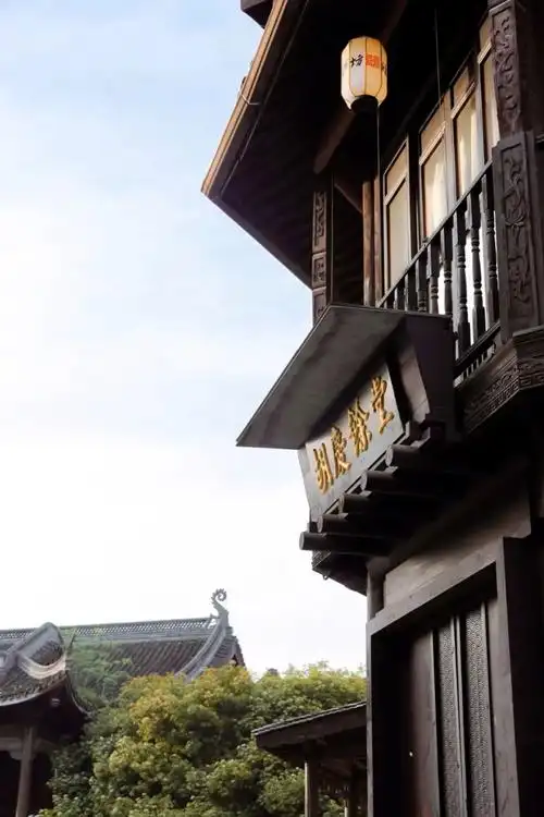 在吴山脚下的杭四中读了6年小学的小如,外婆家就在清河坊,小时候每天