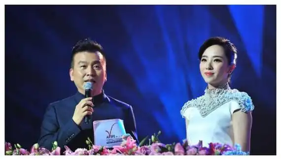 都以为央视主持人张泽群是单身结果人家父亲节直接晒亲子照