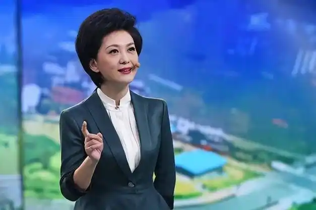 51岁《新闻联播》主持人海霞升职,在央视工作30年多次获大奖|中央台
