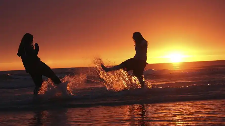 的图片高清原图下载,夕阳下闺蜜玩耍的图片,壁纸图片,女孩-桌面城市