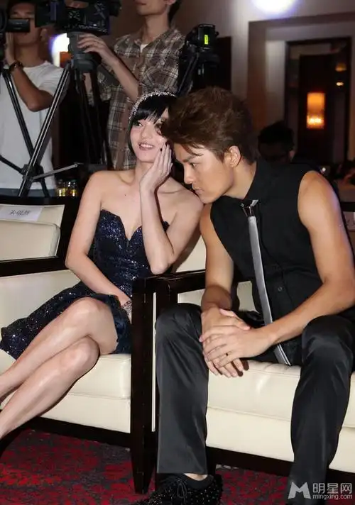 张韶涵玩性感爆乳亮相 脸部浮肿变模样