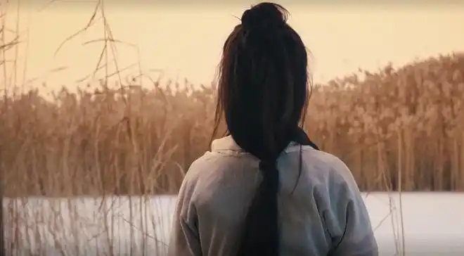 故事的最后,紫霞仙子回到了起点,那幕酷似朱茵的背影似乎是在与老版做