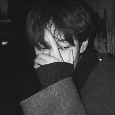 微信伤感的男生头像黑白色系 我喜欢的人也喜欢着别人