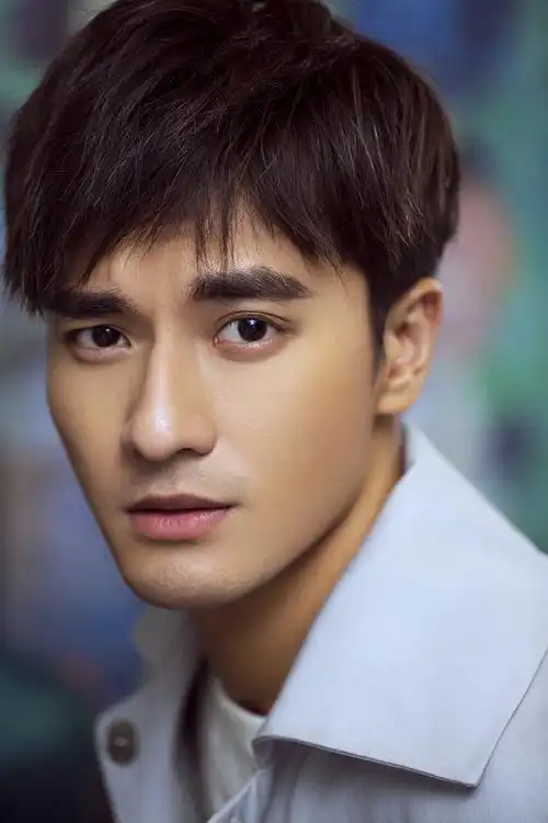 郑凯诠释冬日文艺风眼神深邃展别样魅力