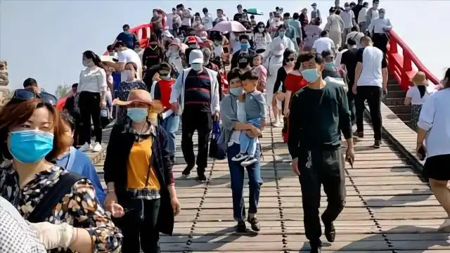 清明上河园景区人气爆棚游客均戴口罩保安称人数不如去年